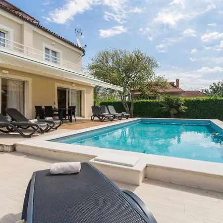 Exclusive 4 Bedroom Alex In With Private Pool, Garden And Parking פורץ
