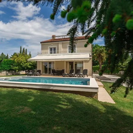 Exclusive 4 Bedroom Alex In With Private Pool, Garden And Parking וילה