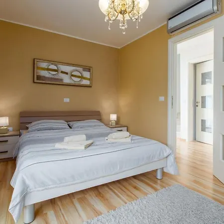Exclusive 4 Bedroom Alex In With Private Pool, Garden And Parking וילה פורץ