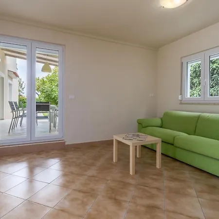 Exclusive 4 Bedroom Alex In With Private Pool, Garden And Parking פורץ