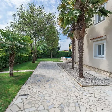 Exclusive 4 Bedroom Alex In With Private Pool, Garden And Parking